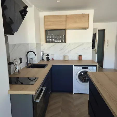 Avec Balcon Apartman